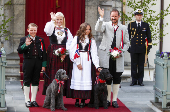 LABRADOODLE: Vår egen kronprinsfamilie har hundene Muffins Kråkebolle og Milly Kakao. Begge blandet av labrador og puddel. Foto: NTB Scanpix LABRADOODLE: Vår egen kronprinsfamilie har hundene Muffins Kråkebolle og Milly Kakao. Begge blandet av labrador og puddel. Foto: NTB Scanpix